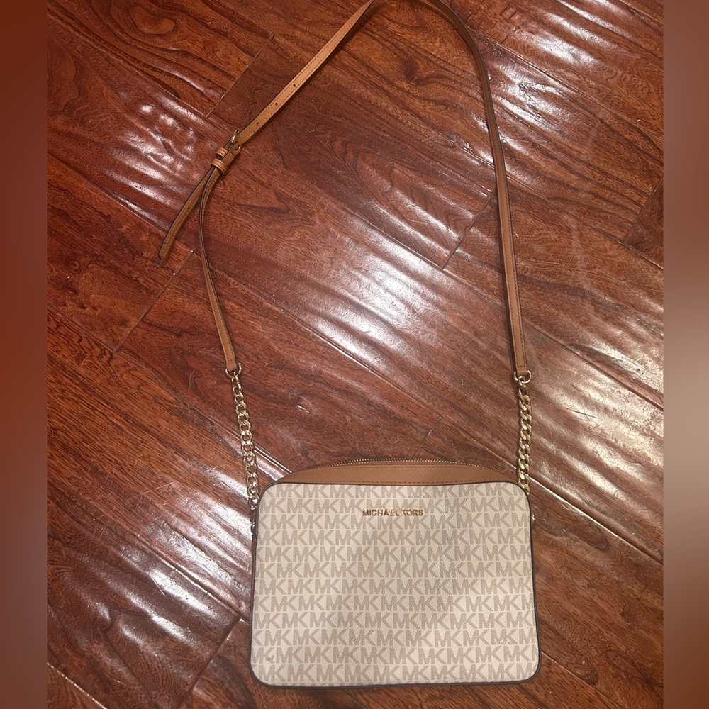Michael Kors Beige and white Crossbody or shoulder bag purse with gold chain - Picture 7 of 7